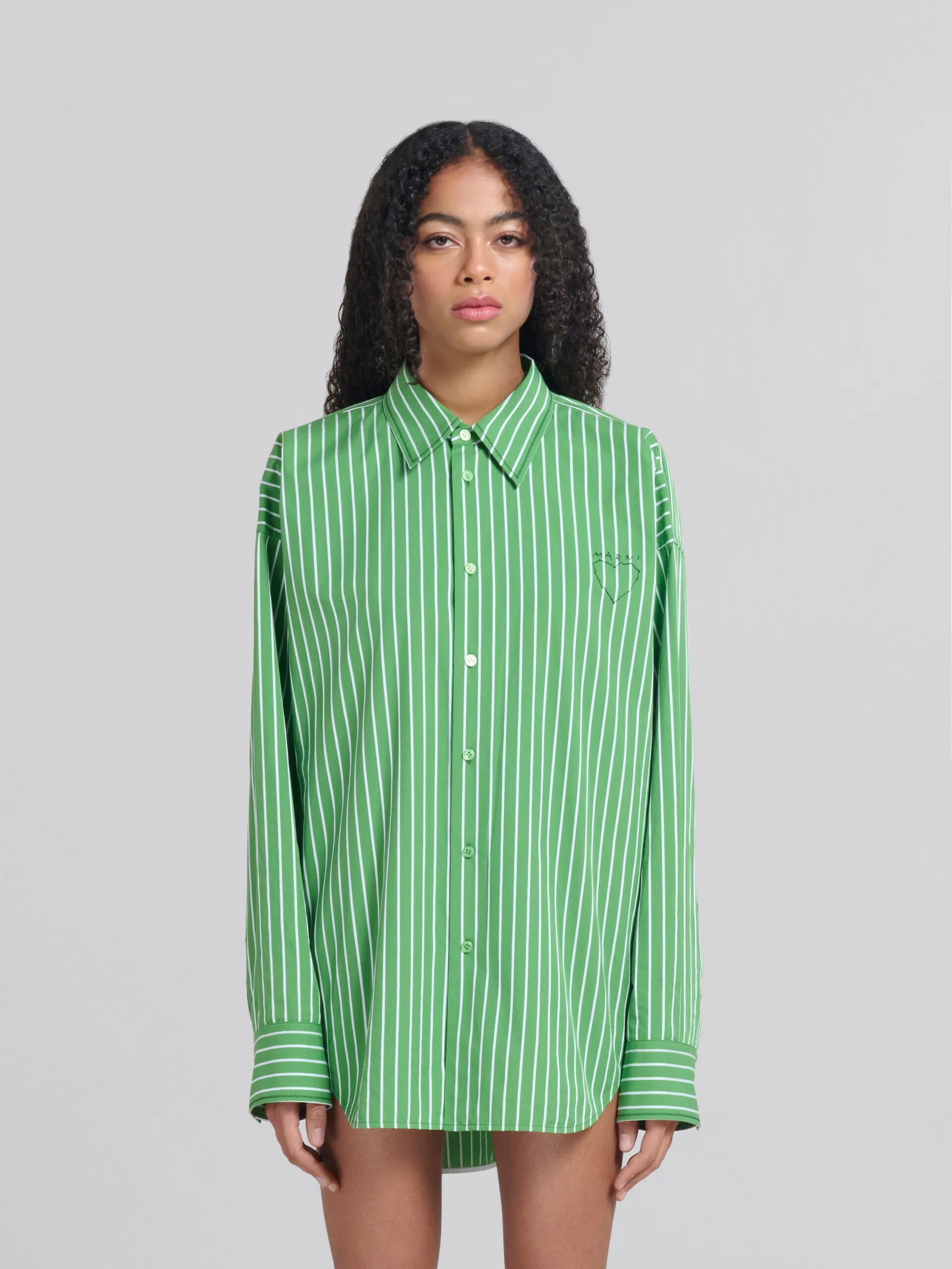 Camisa a rayas de algodón orgánico verde con bordado Marni Mending