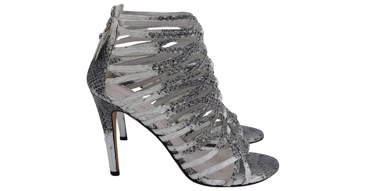 Sandalias Strappy Loops Stuart Weitzman en cuero gris con estampado de pitón 