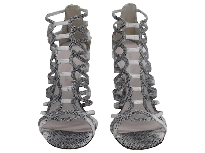 Sandalias Strappy Loops Stuart Weitzman en cuero gris con estampado de pitón 